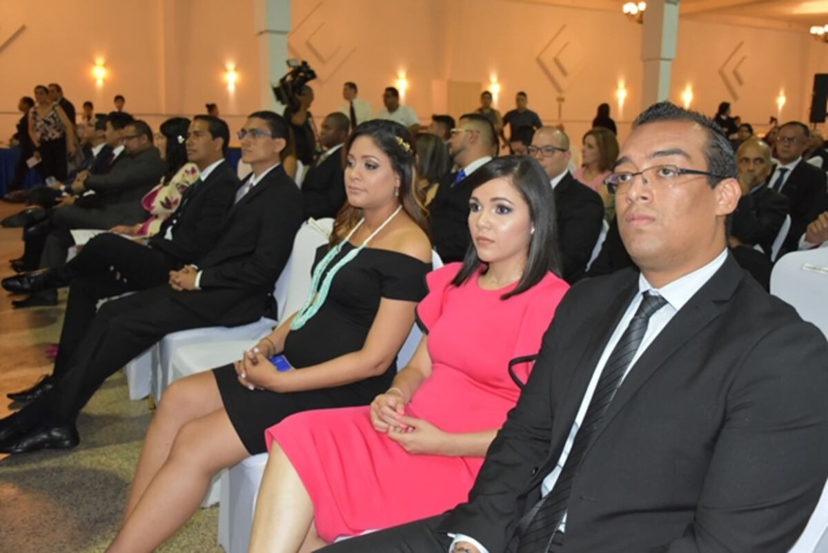 Nuevos médicos especialistas listos para trabajar