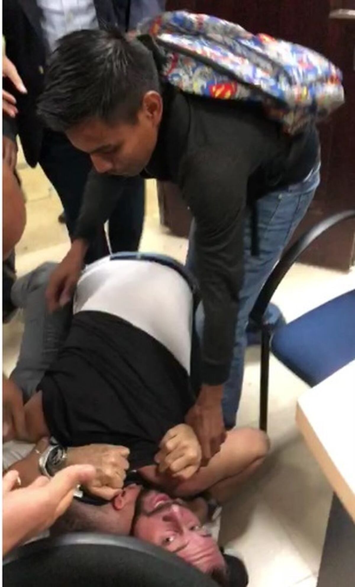 Solo fue un arañazo. Presentador de boxeo dice que logró prensar a su atacante 