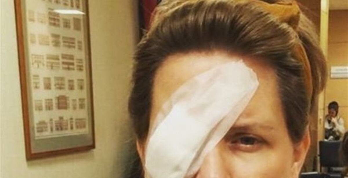 Por celos hombre saca un ojo a su esposa y después se lo come