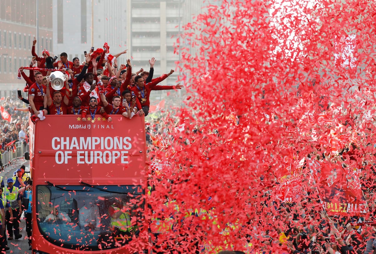 Liverpool se tiñe de rojo