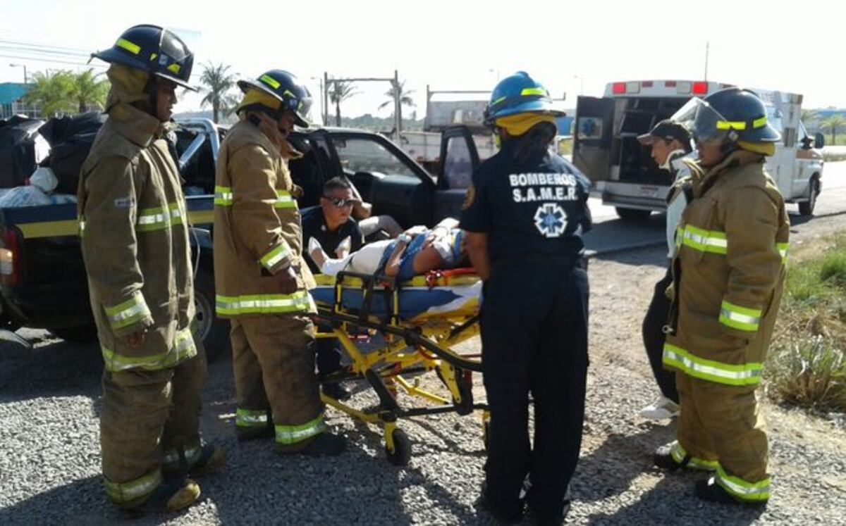 Colisión en vía peligrosa de Santiago Mall deja tres heridos