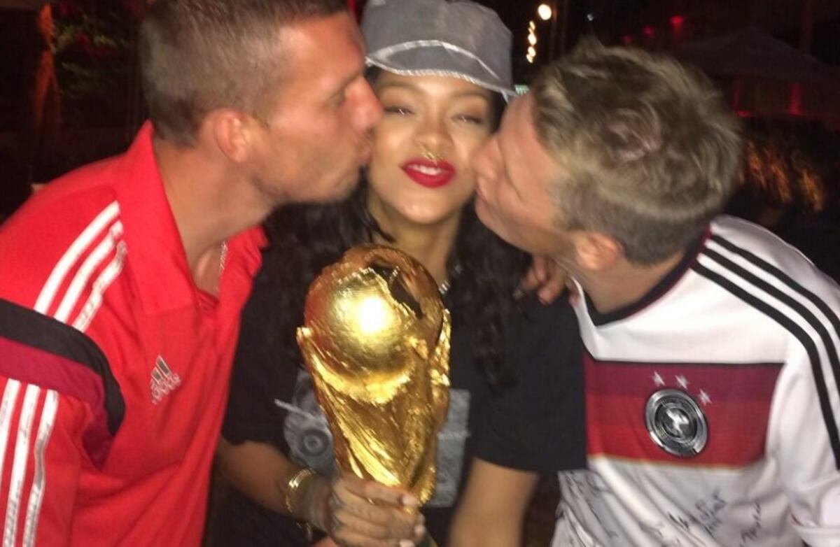 Pamela Anderson crea polémica al aparecer cargando la Copa Mundial de Rusia 2018