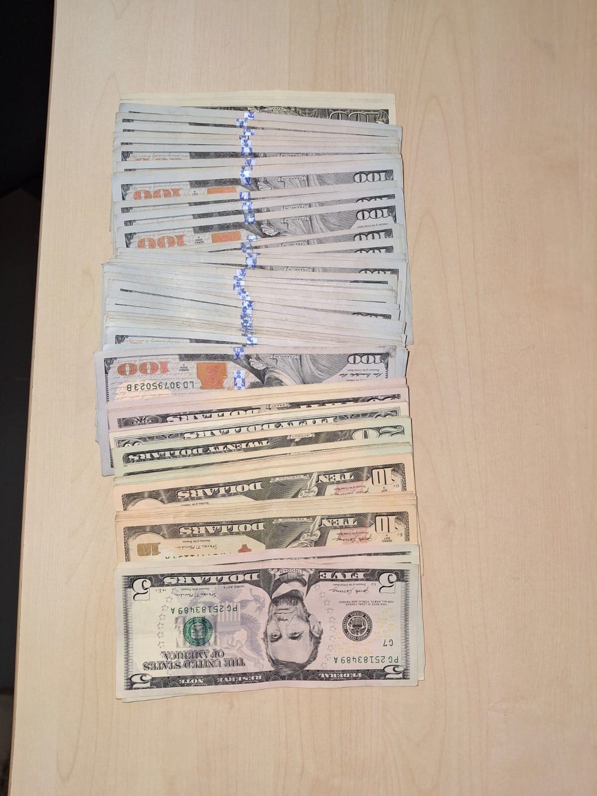 ¡Pillado! Cubano llevaba 10 mil dólares escondidos en los jeans y Aduana lo retiene