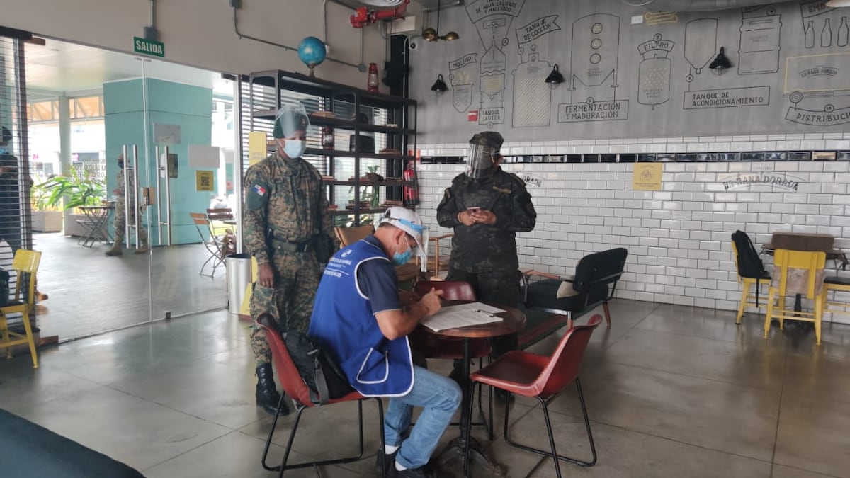 Citan a dueños de locales de venta de comida tras no contar con carné de salud