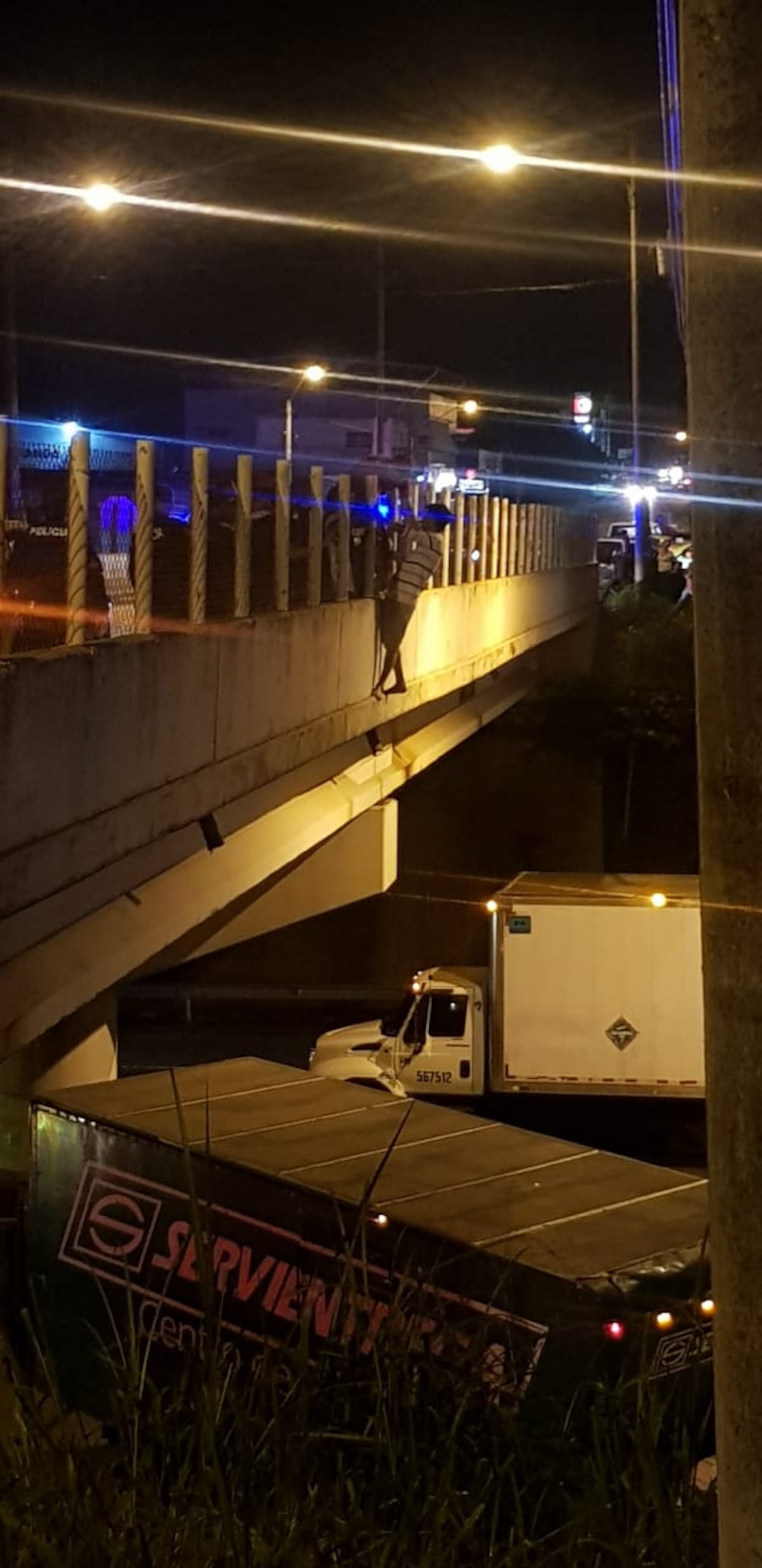 Hombre amenaza con lanzarse del puente de Vacamonte y origina inusual acción. Video