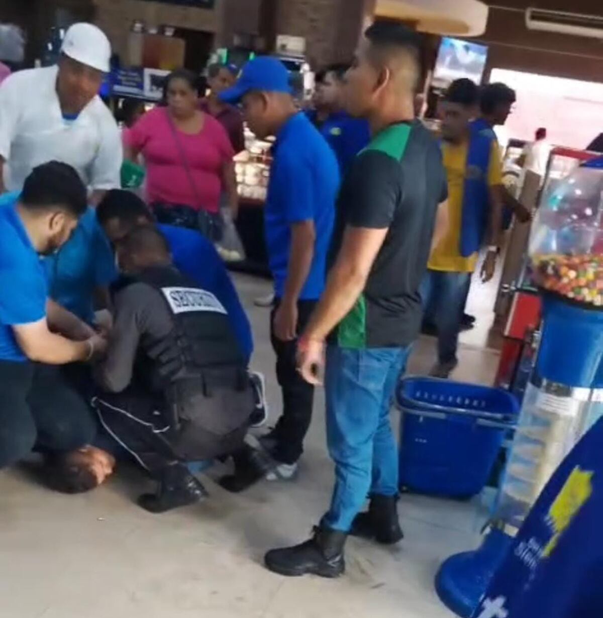 LO ÚLTIMO. Ladrones con sed intentan robar Vodka en Super Carnes +Video