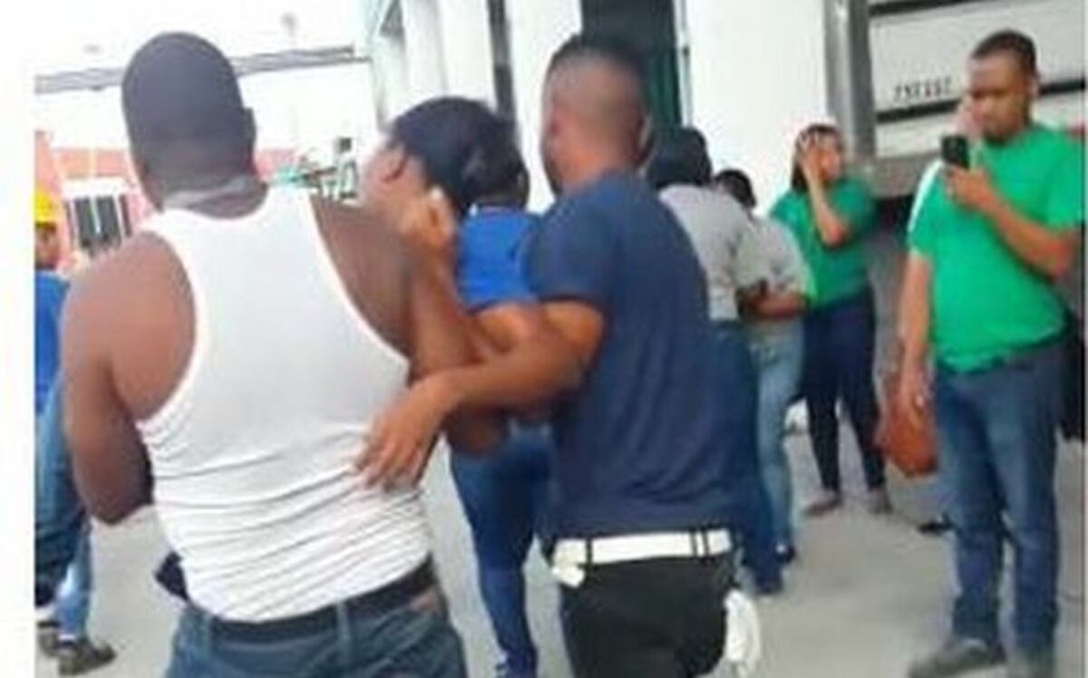  INTOXICACIÓN. Casi una docena de mujeres se desplomaron al salir de una empresa