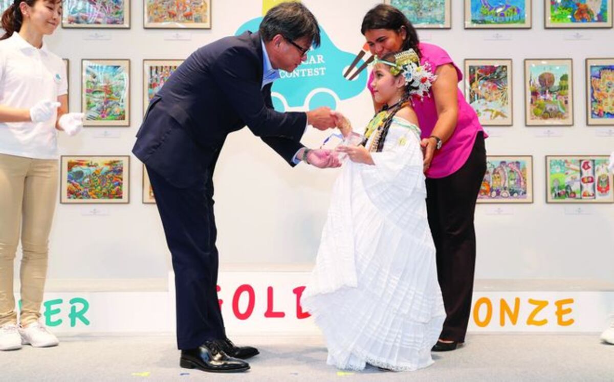  Veragüense se alza con un premio; Makes Me Smile Award