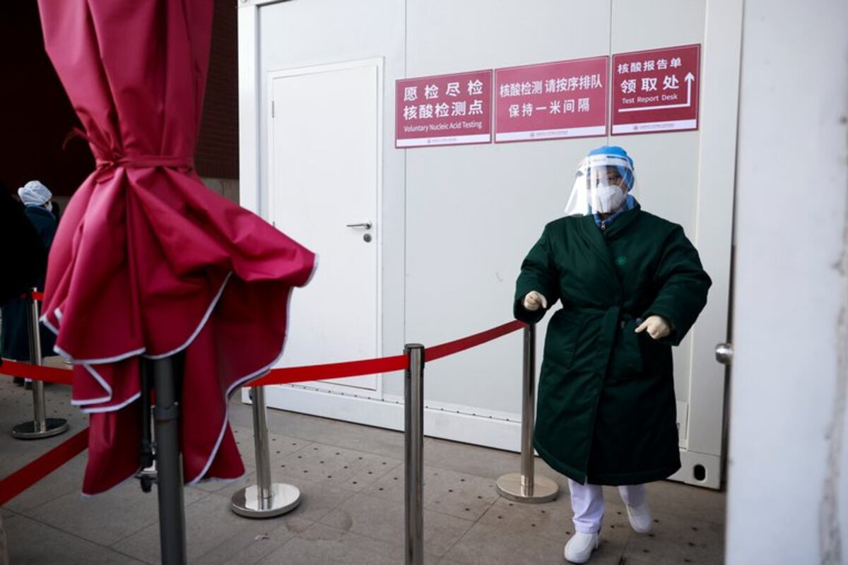 China ya realiza pruebas con hisopo anal para detectar el coronavirus