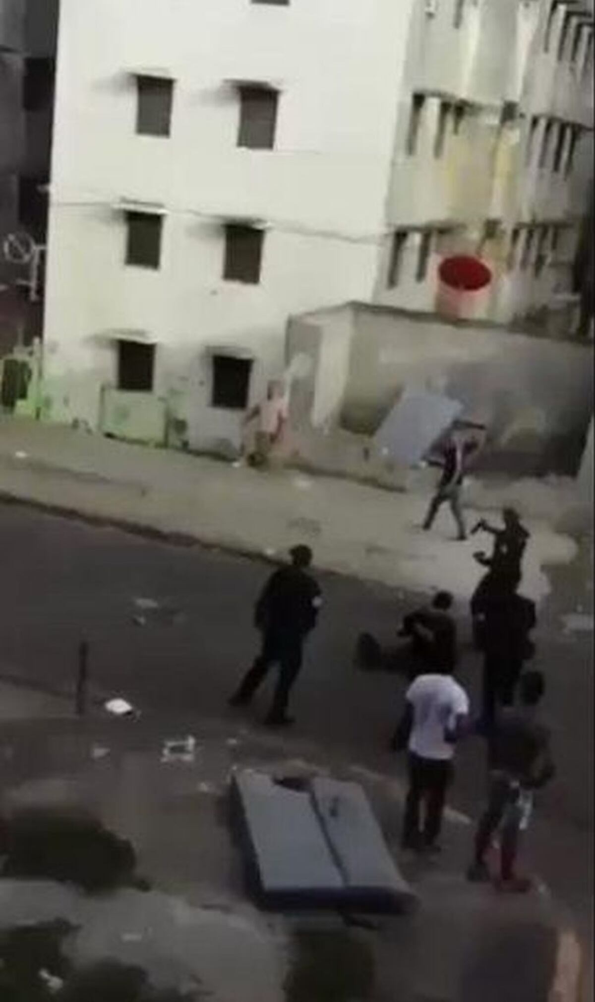 ¡AY, POR DIOS! Le entran a puños a una mujer policía en Calidonia|VIDEOS