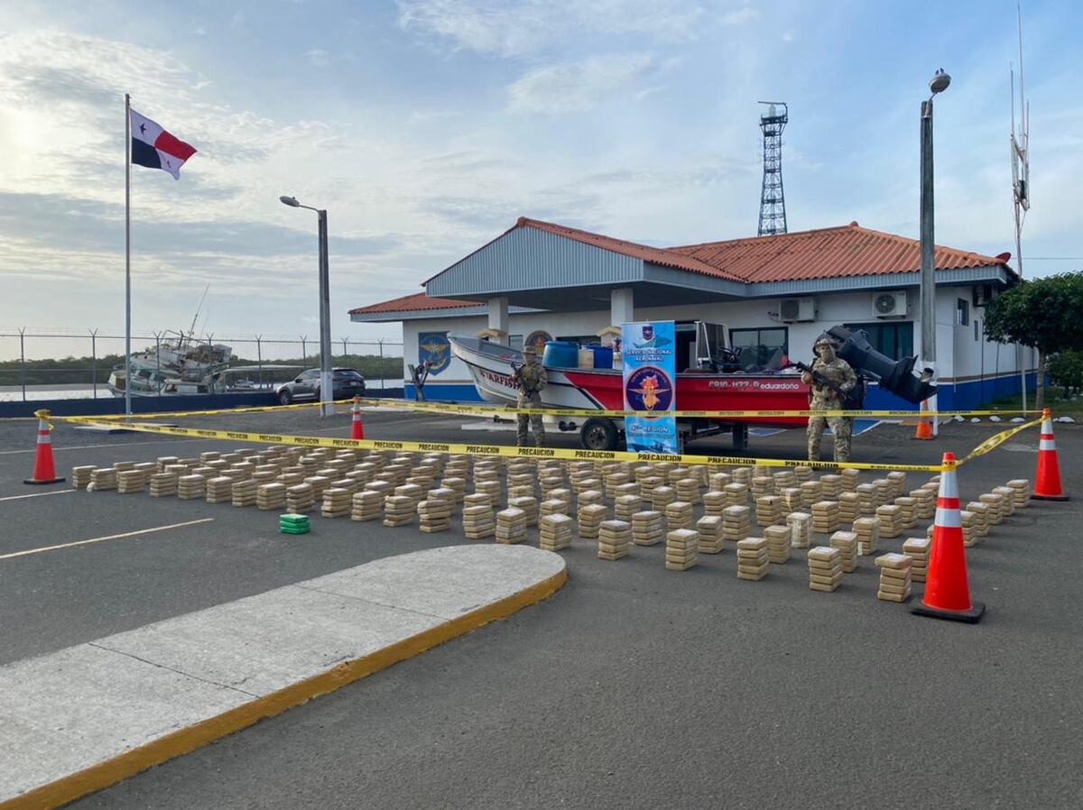 En Punta Mala. Colombianos caen con más de 800 paquetes de droga