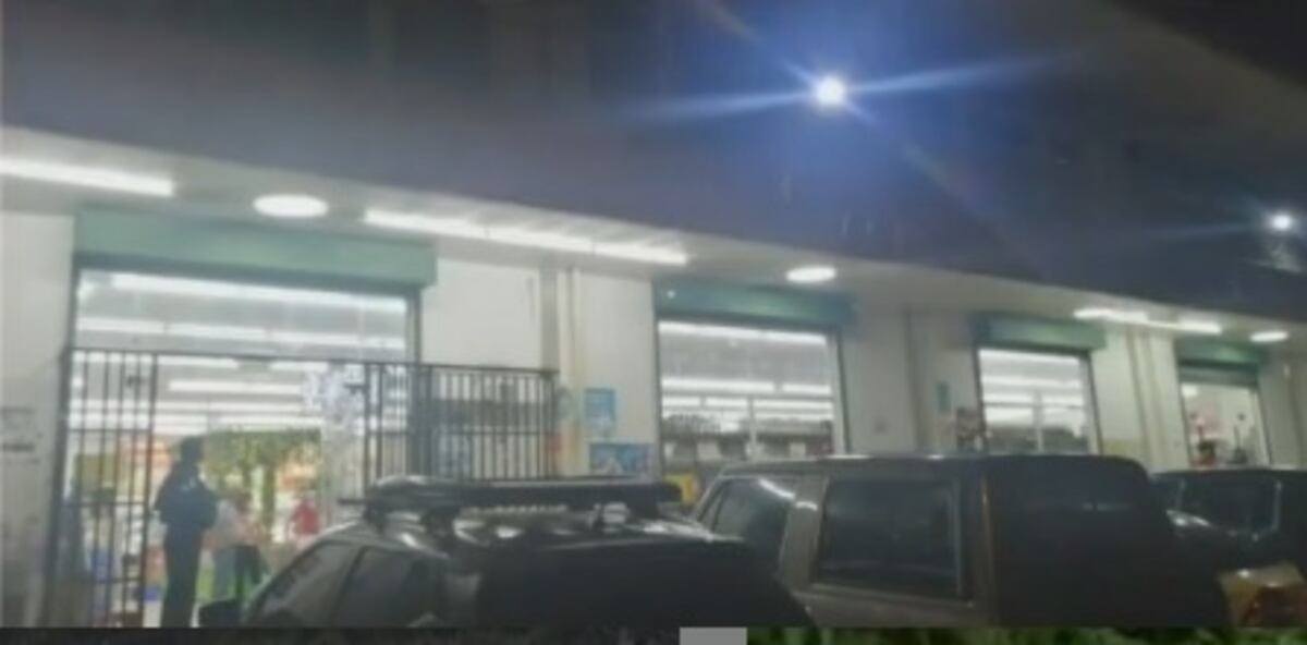 Impresionante. Se metieron a minisúper y se llevaron hasta la caja registradora en un taxi. Policías le dieron persecución a ladrones en Pacora