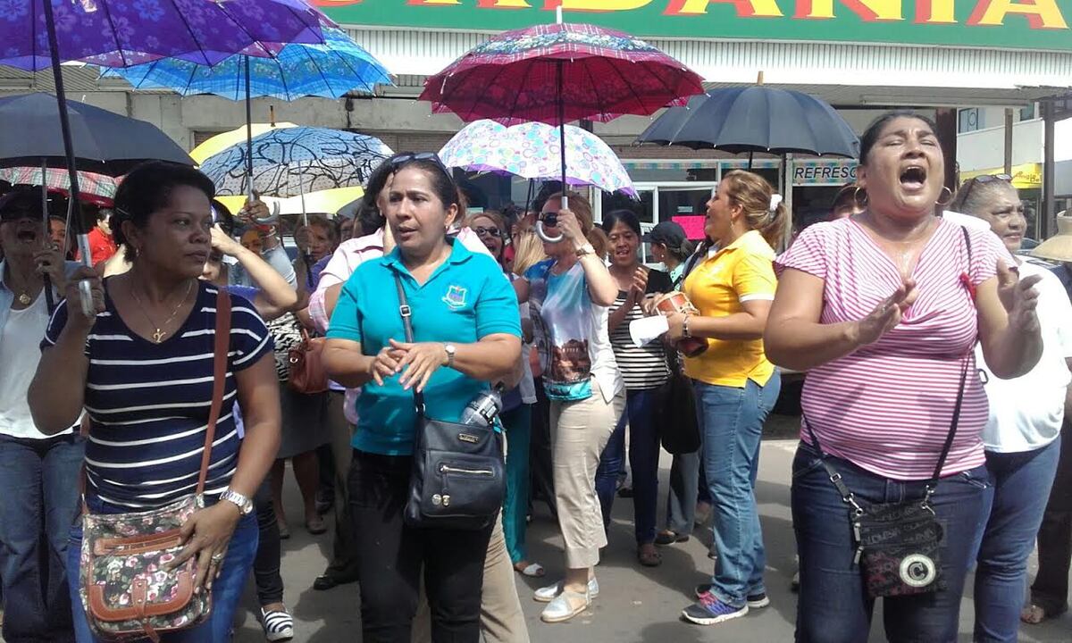 Padres de famlila y docentes protestan por mejoras