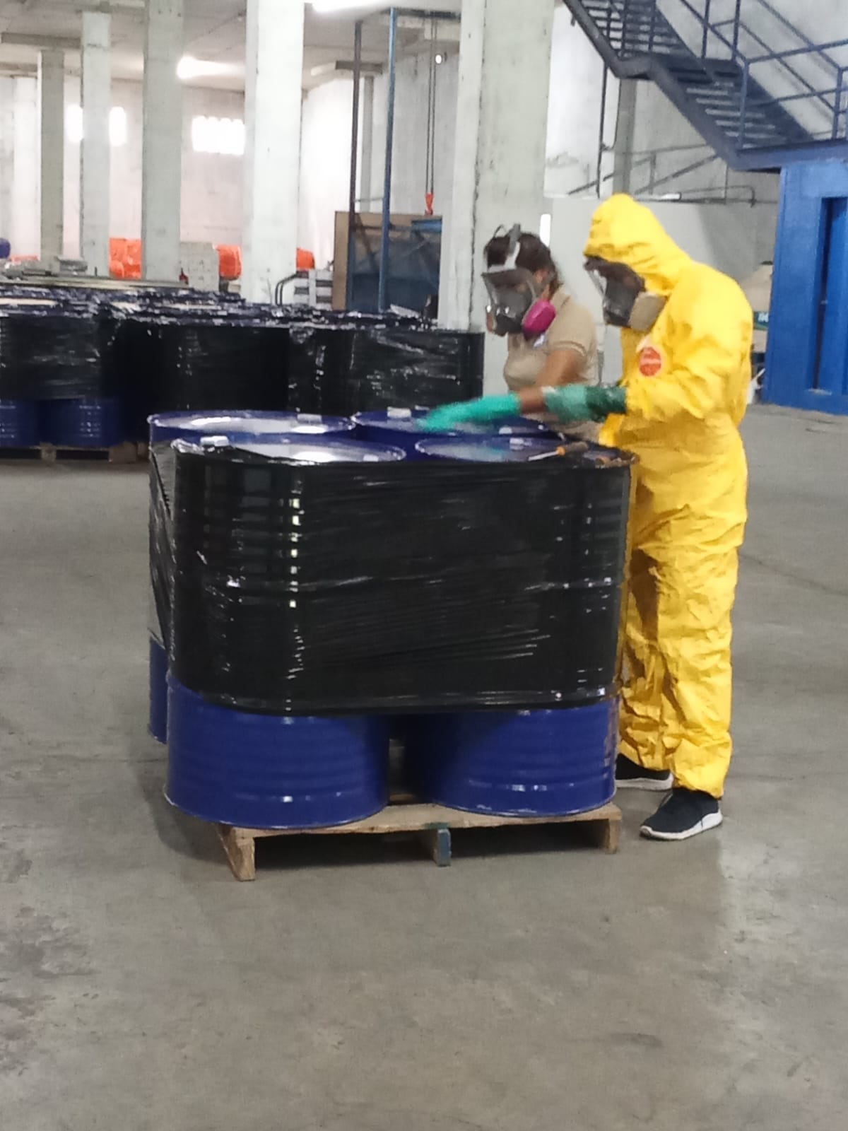 Autoridades decomisan 140 tanques con químicos para cocaína en la Zona Libre