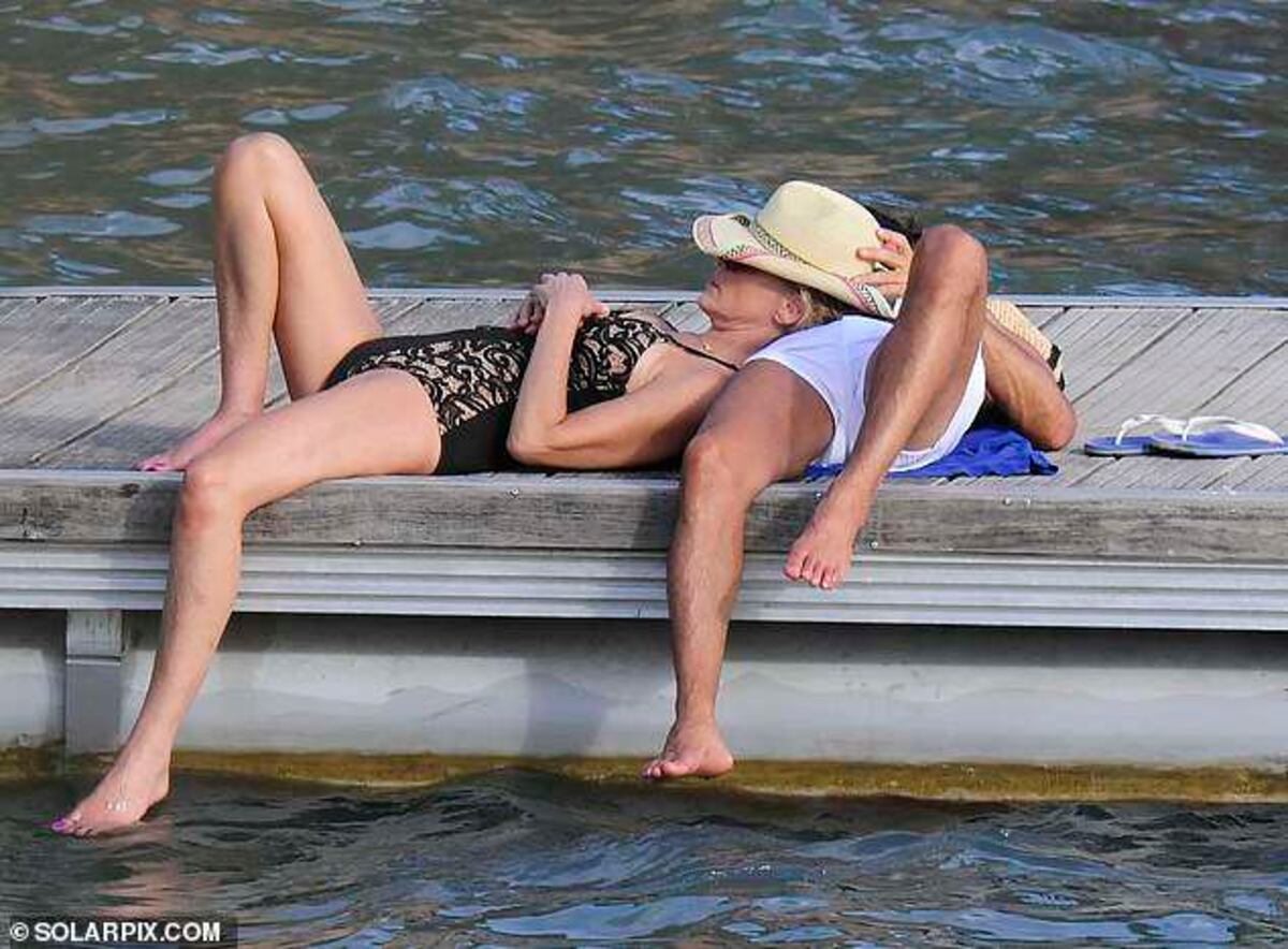 Captan a Sharon Stone en vestido de baño con su novio 19 años menor