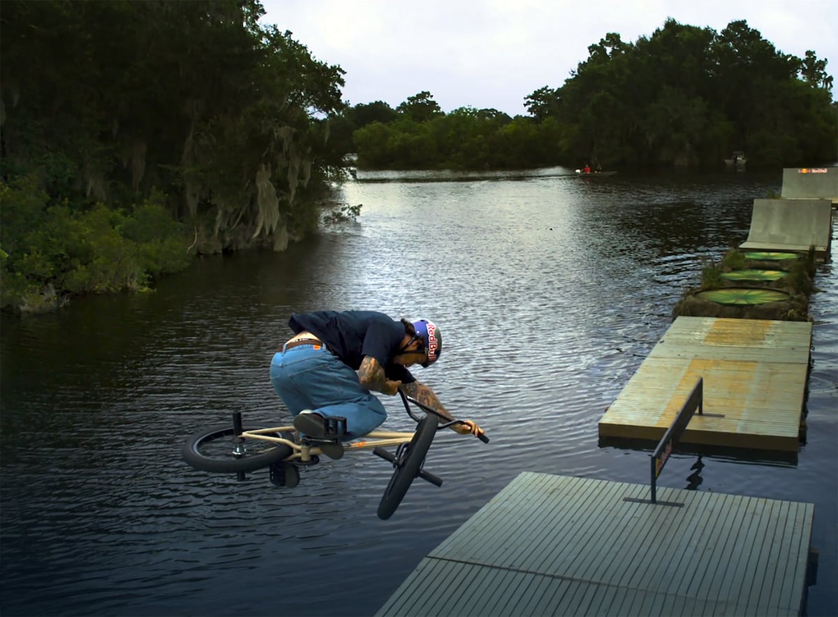 Broc Raiford desafía a los caimanes en una rampa flotante