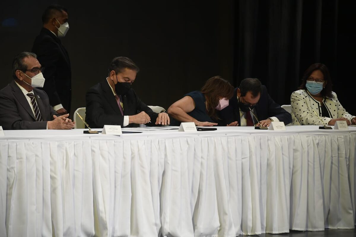 Firman acta de procesos de acreditación y reacreditación de las universidades