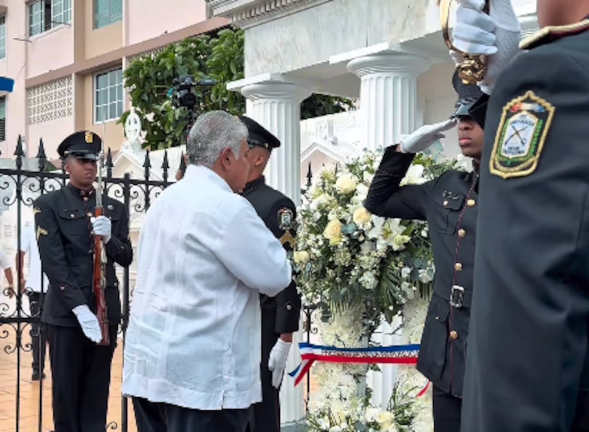 Panamá honra su historia: ofrendas y recuerdos a los próceres en el Día de los Difuntos
