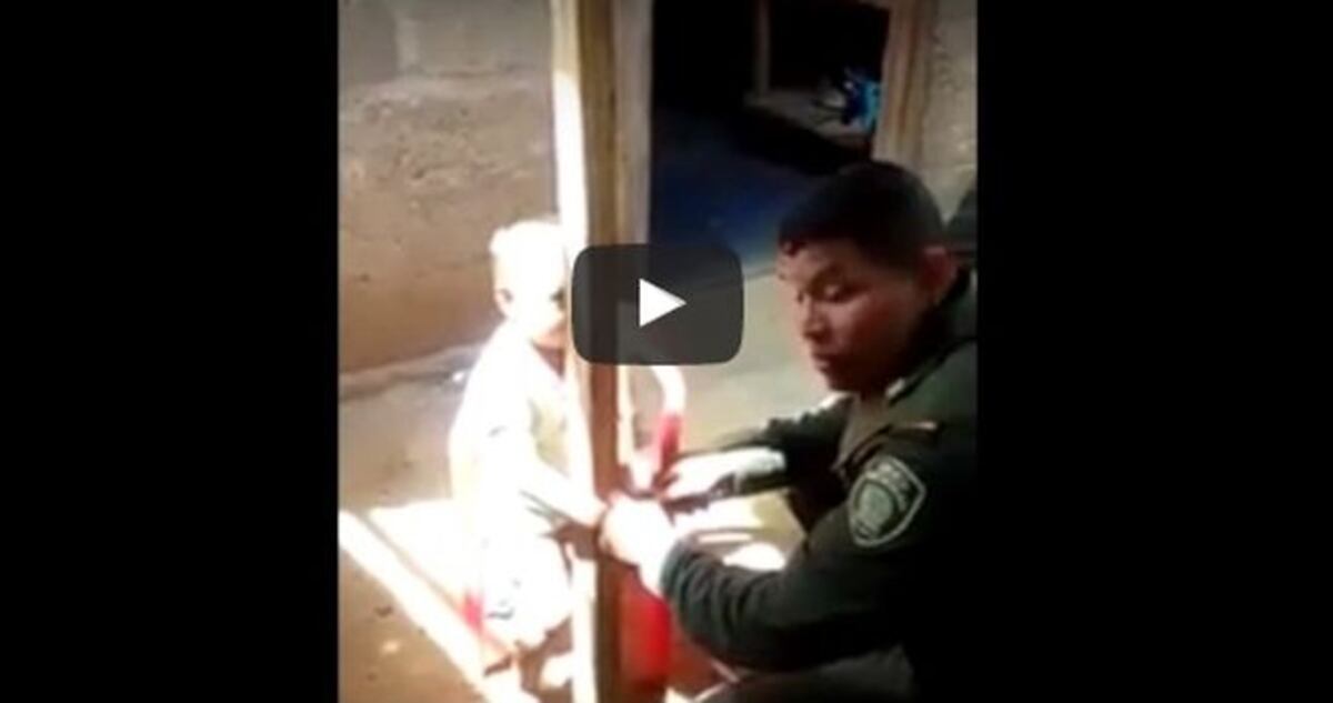 CIRCULA VIDEO. Mujer castiga a niño de 3 años amarrándolo a un poste