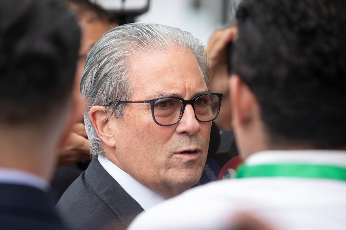 Ministro Boyd defiende contrato ‘Hombres de Blanco’ y promete ahorro en hospitales