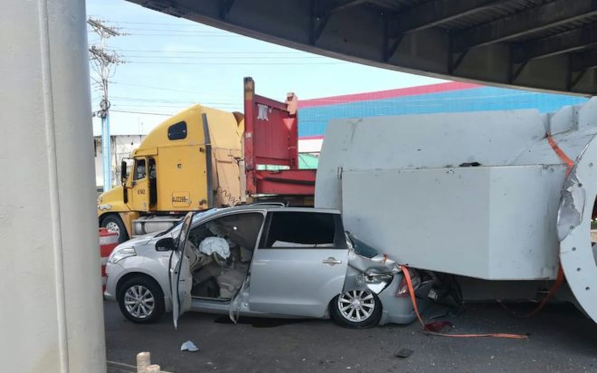 ¡IMPACTANTE! Carga de articulado apachurra auto debajo del puente de San Antonio