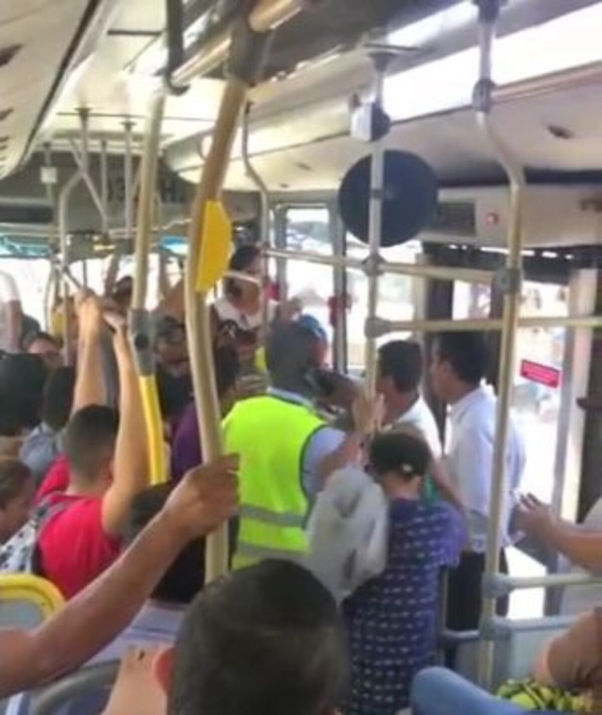 Intentó hurtar en metrobús, pero lo sorprenden. Video. Lo captan todo