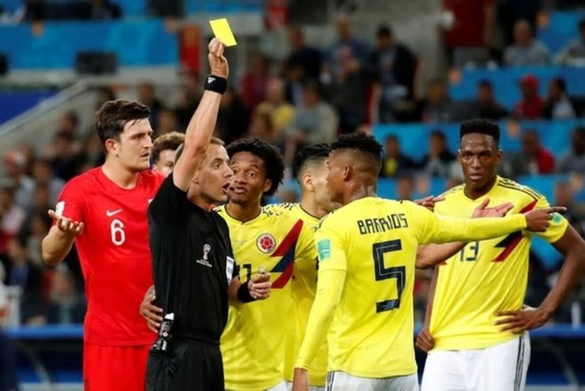 Colombianos reclaman a la FIFA que revise arbitraje del partido ante Inglaterra