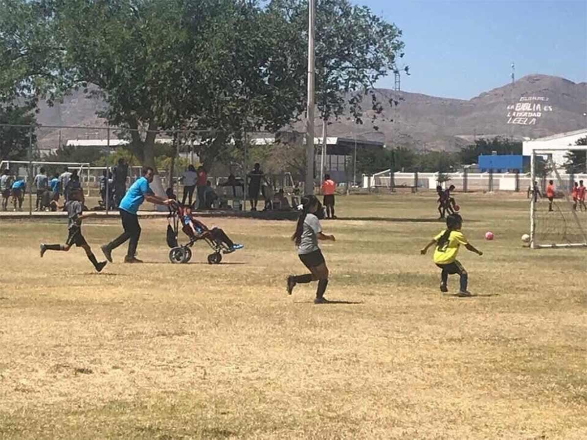 Viral | Papá impulsa a su hijo en silla de ruedas para que juegue fútbol