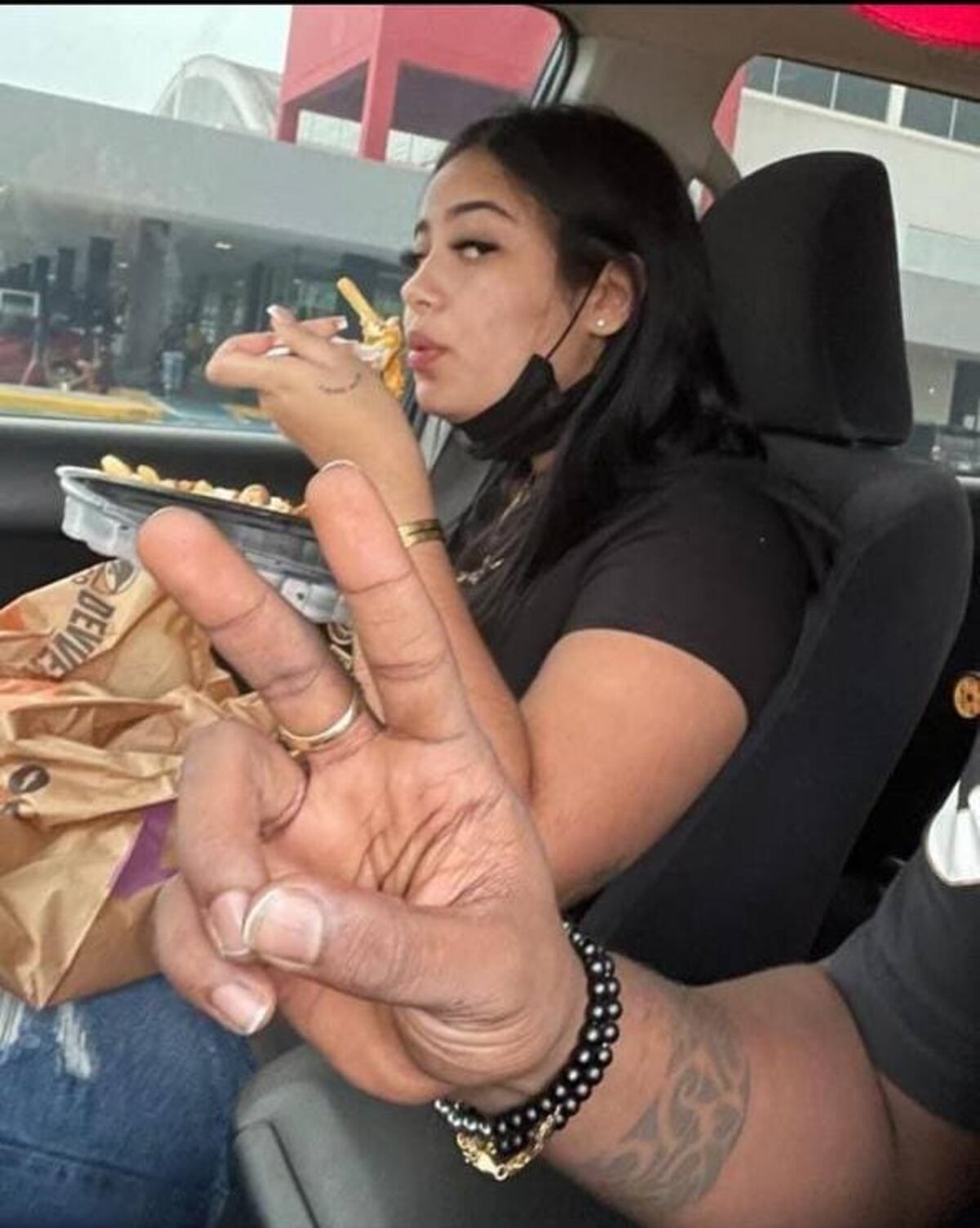 Yemil invita a comer comida chatarra a la recién operada Tatiana. Prometió embarazarla