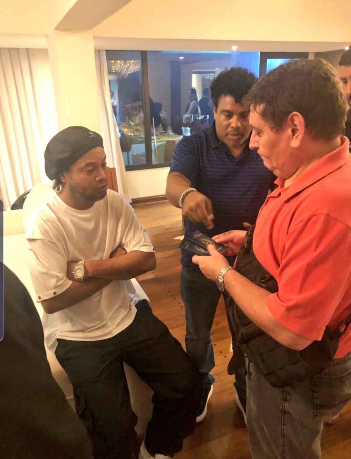 Ronaldinho vuelve a ser arrestado en Paraguay antes de salir del país