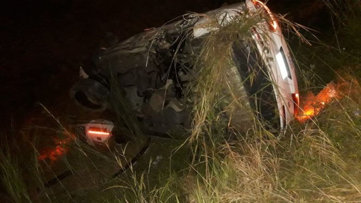 Un auto se vuelca en plena autopista Arraiján - La Chorrera