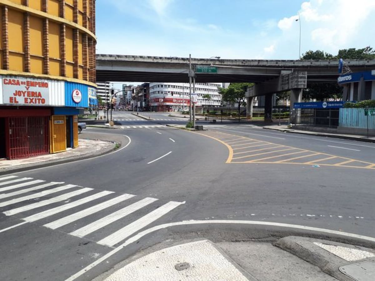 Tensión en la 5 de Mayo por posible bomba.Explosivista retira maleta sospechosa