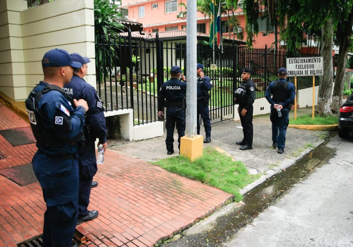 Policía rodea embajada donde se esconde Saúl Méndez, líder del Suntracs