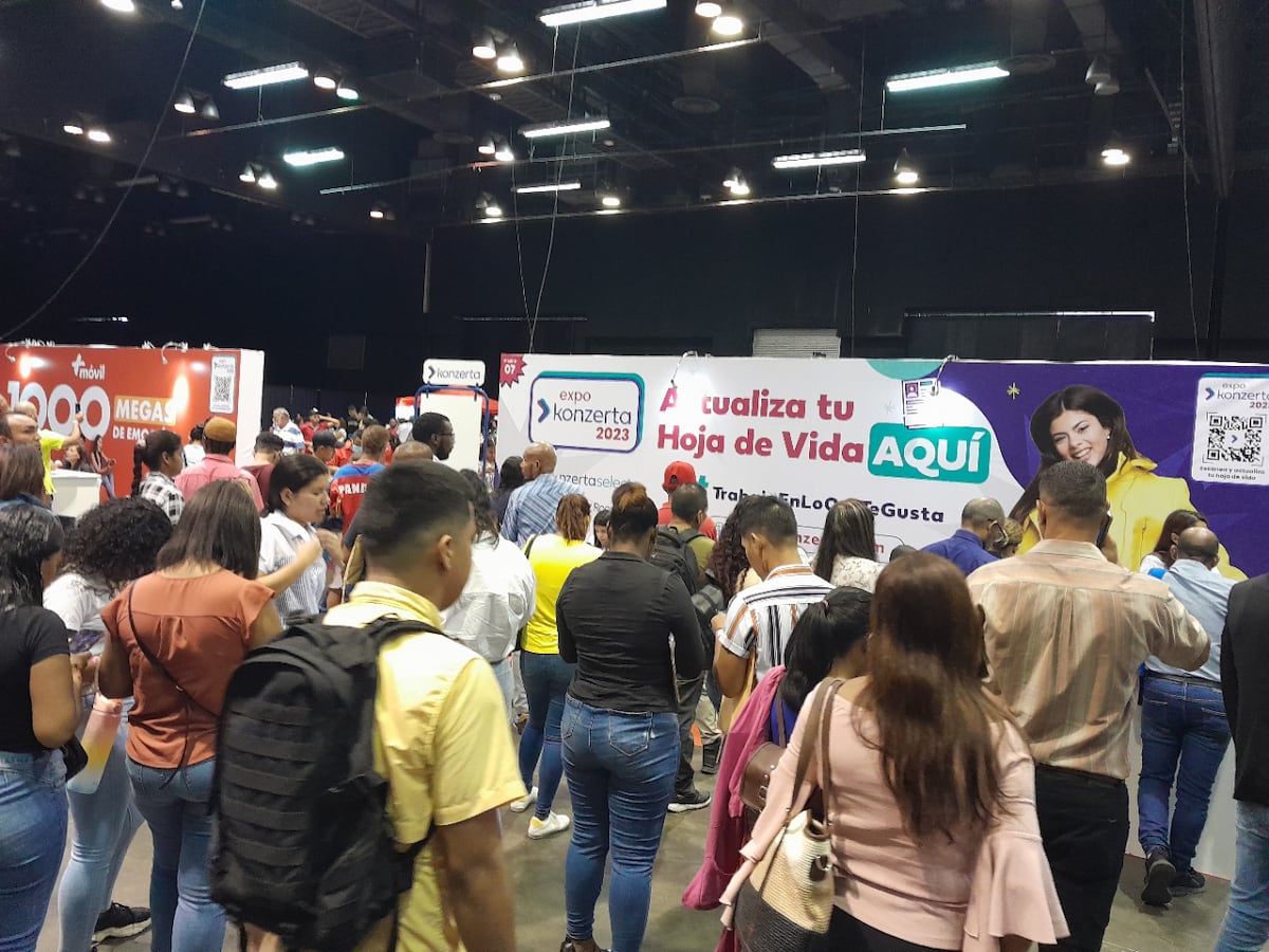 Panameños llegan a feria de empleo un día antes de la convocatoria; 20 mil aspirantes a 4 mil plazas