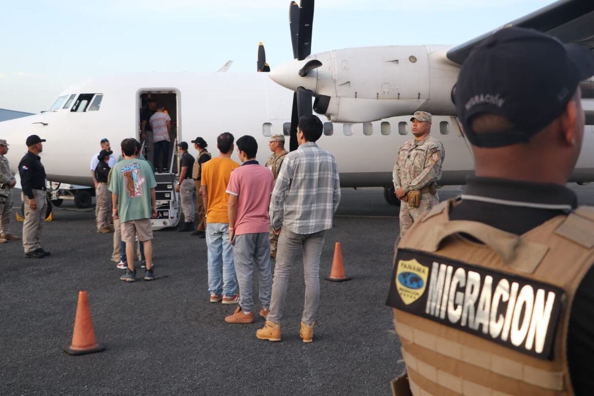 ¡Con maleta y expediente! Panamá deporta a 40 colombianos