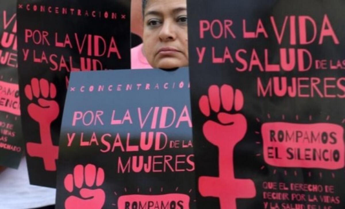 Encarcelan a joven por interrumpir su embarazo; realizan marchas