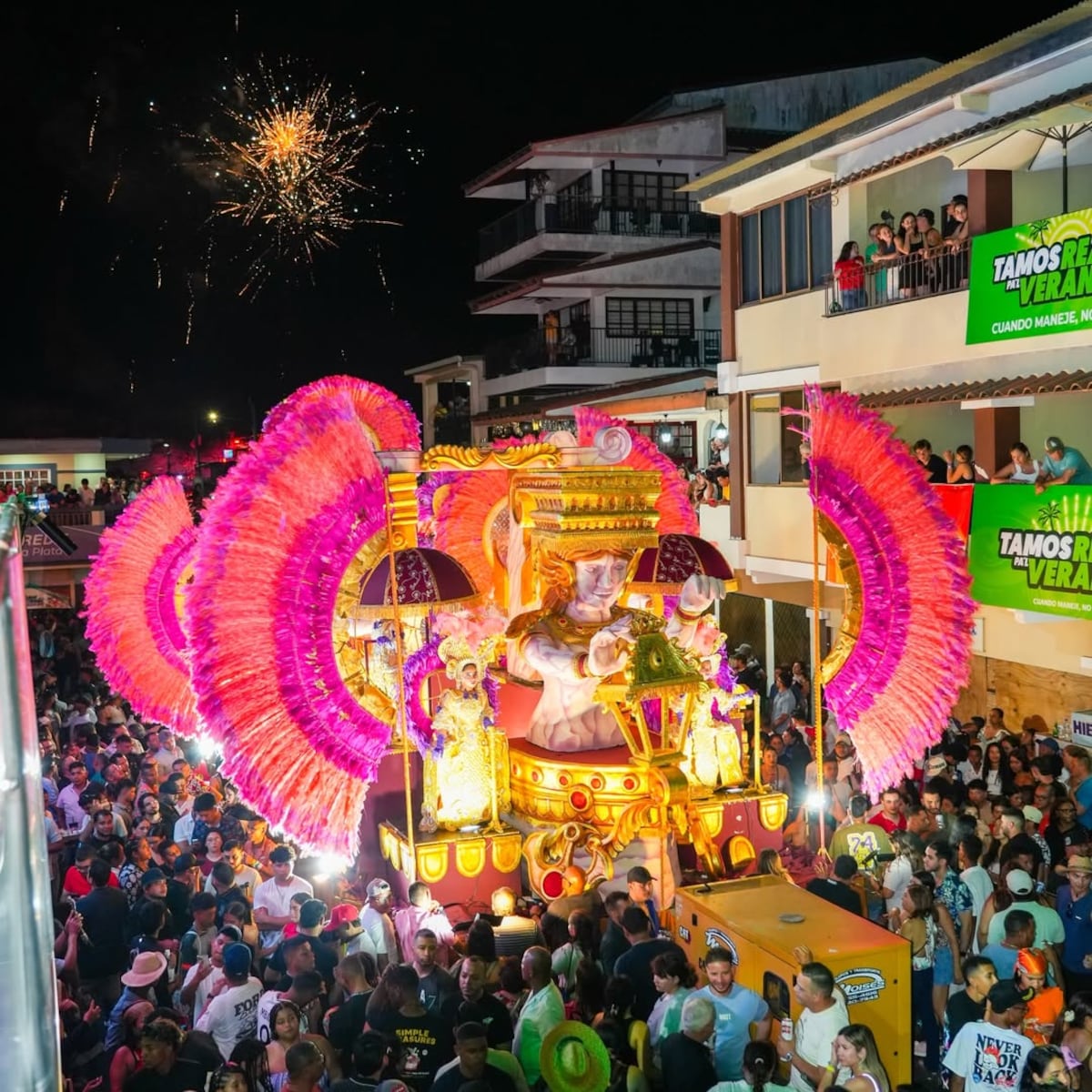Fuego y brillo: Calle Arriba y Calle Abajo de Las Tablas deslumbran en la noche del domingo de Carnaval