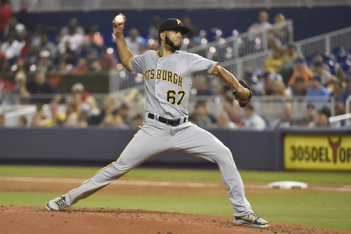 Mala defensa de los Piratas priva al panameño Darío Agrazal Jr. de ganar en su debut