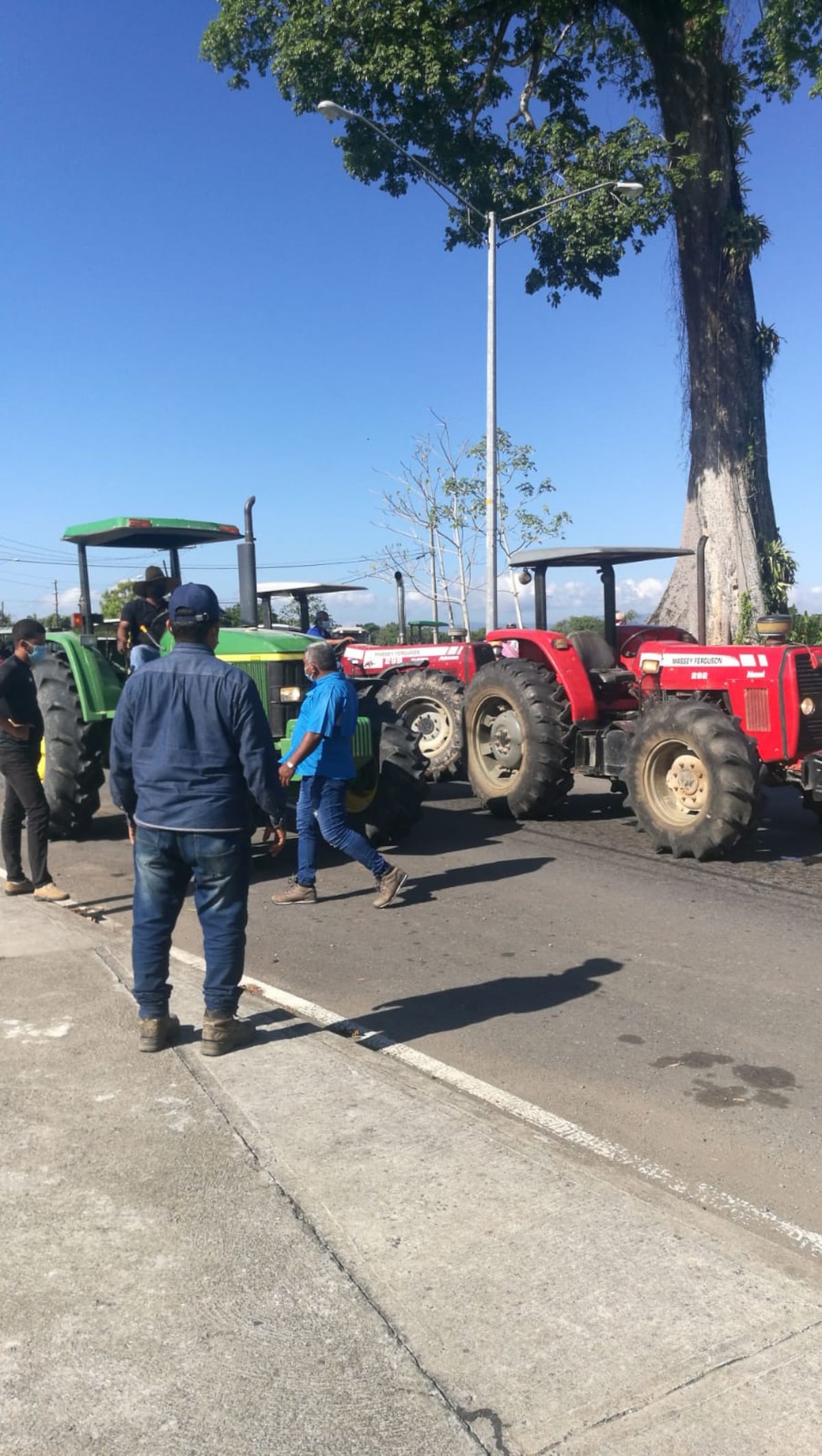 Impiden paso a productores chiricanos en zona fronteriza de Cuervito