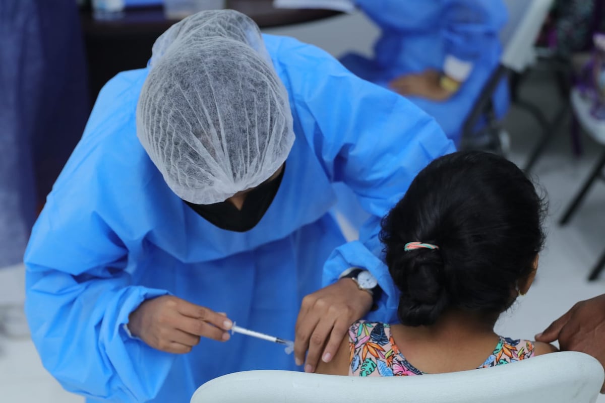 Baja cuarta ola de covid-19 en Panamá. Este domingo se registran solo 81 nuevos casos, previo al inicio de clases. Pero no paran las muertes