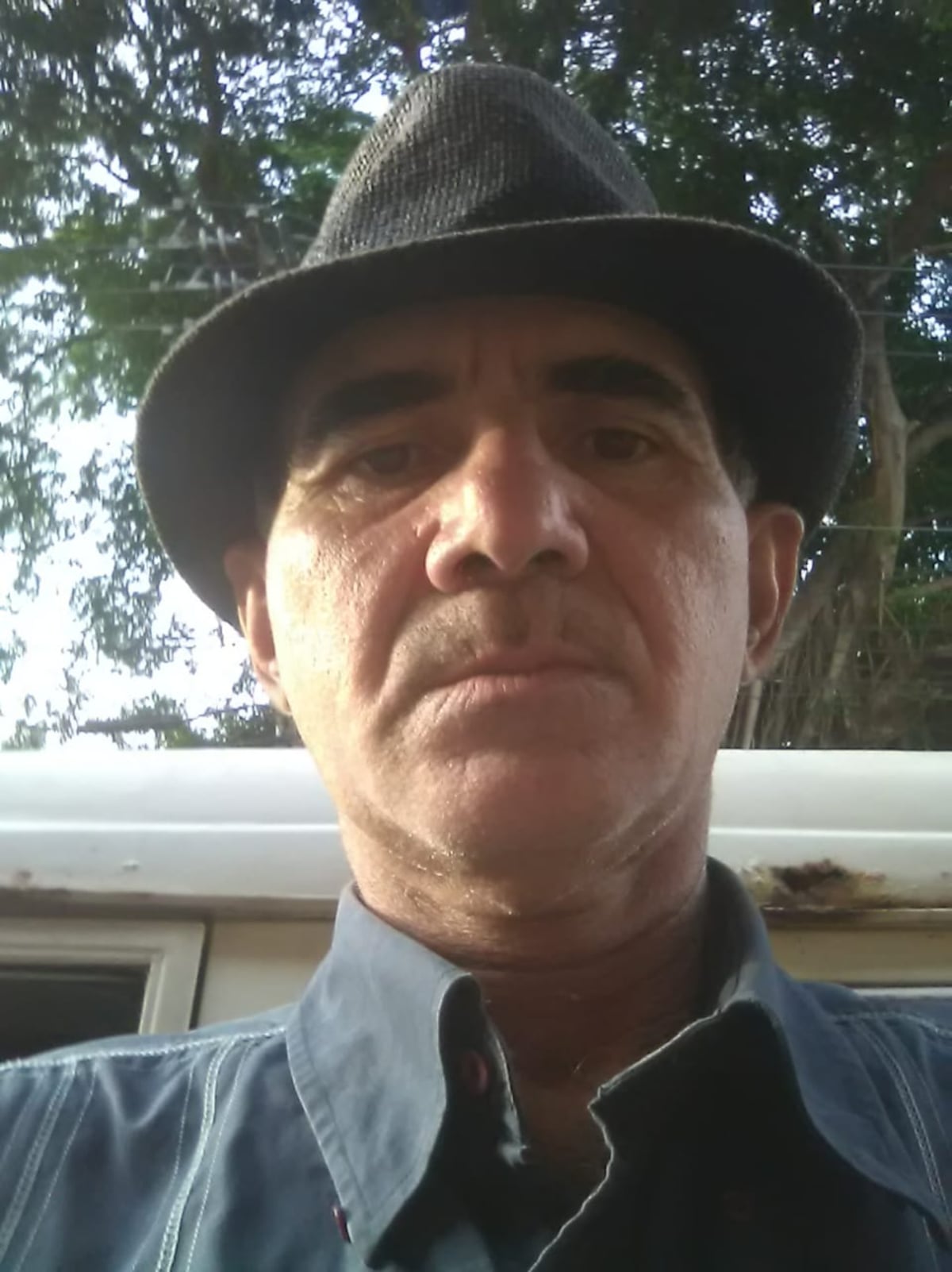 En tiempo de covid-19. Actor venezolano de trayectoria sobrevive en las calles de Panamá cantando baladas