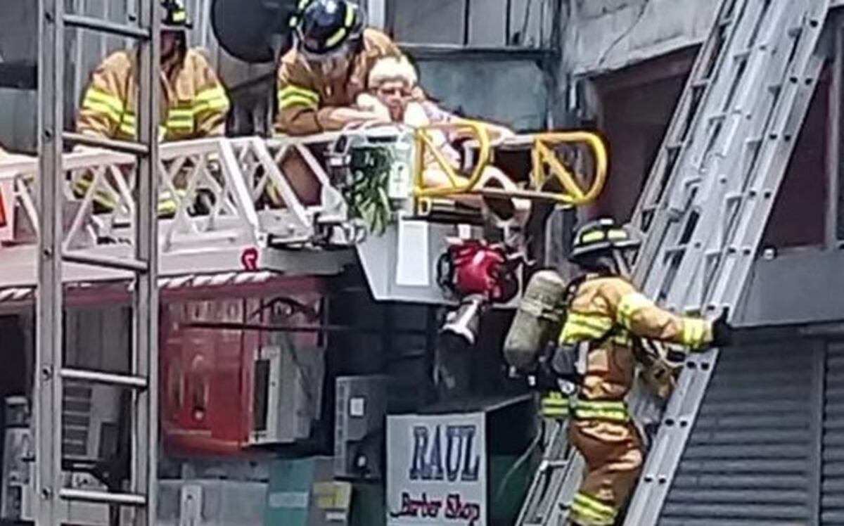 ¡Saltaban por las ventanas! Rescatan abuelita. Fuego en Santa Ana provoca pánico