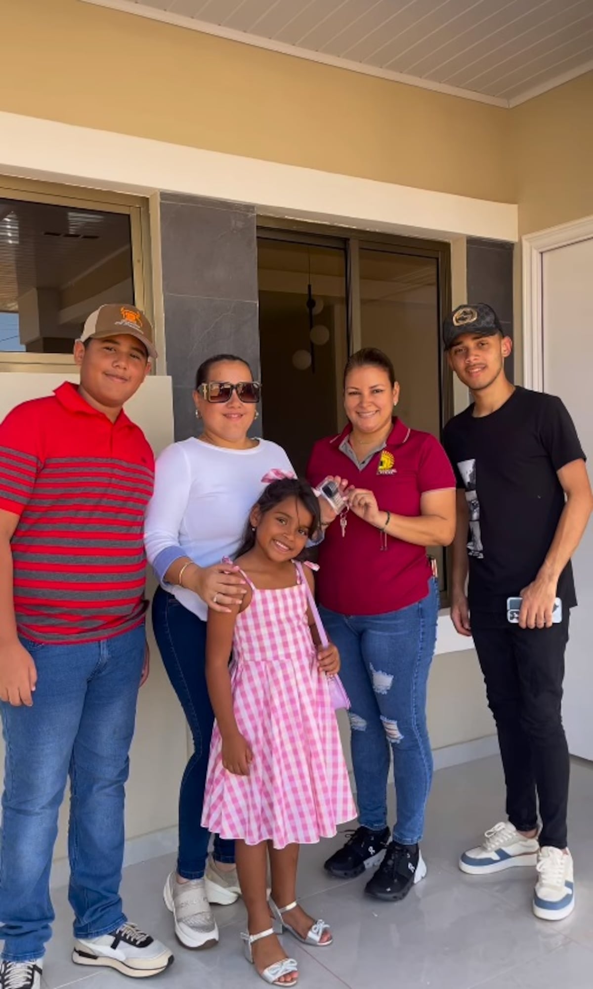 ¡Con casa propia! Madeline Pineda, la voz de oro del grupo de Jhonathan Chávez, cumple su sueño en Chitré