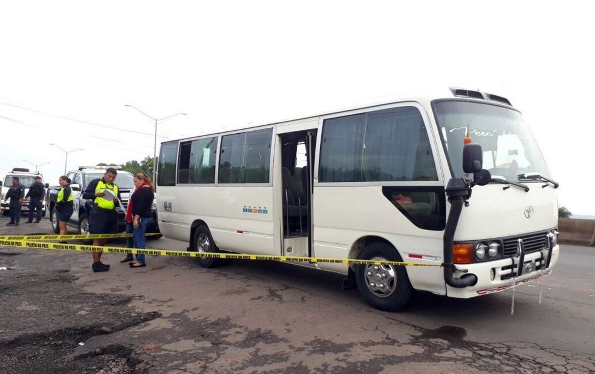 Hombre muere dentro de bus frente a Westland Mall