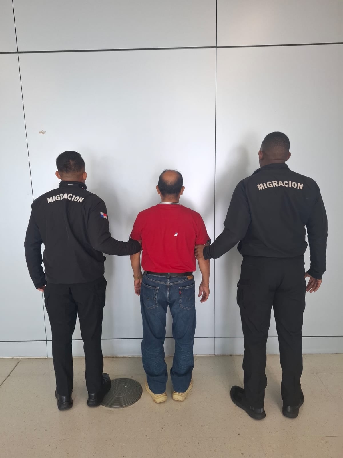 Migración le cerró el paso en Tocumen a extranjero con antecedente por delito sexual +VIDEO