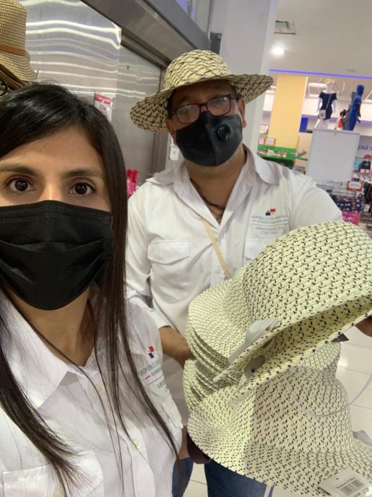 'Bribones’. Artesanos embellacados. Decomisan falsificación de sombreros pintados en almacenes. Los vendían a dólar 50