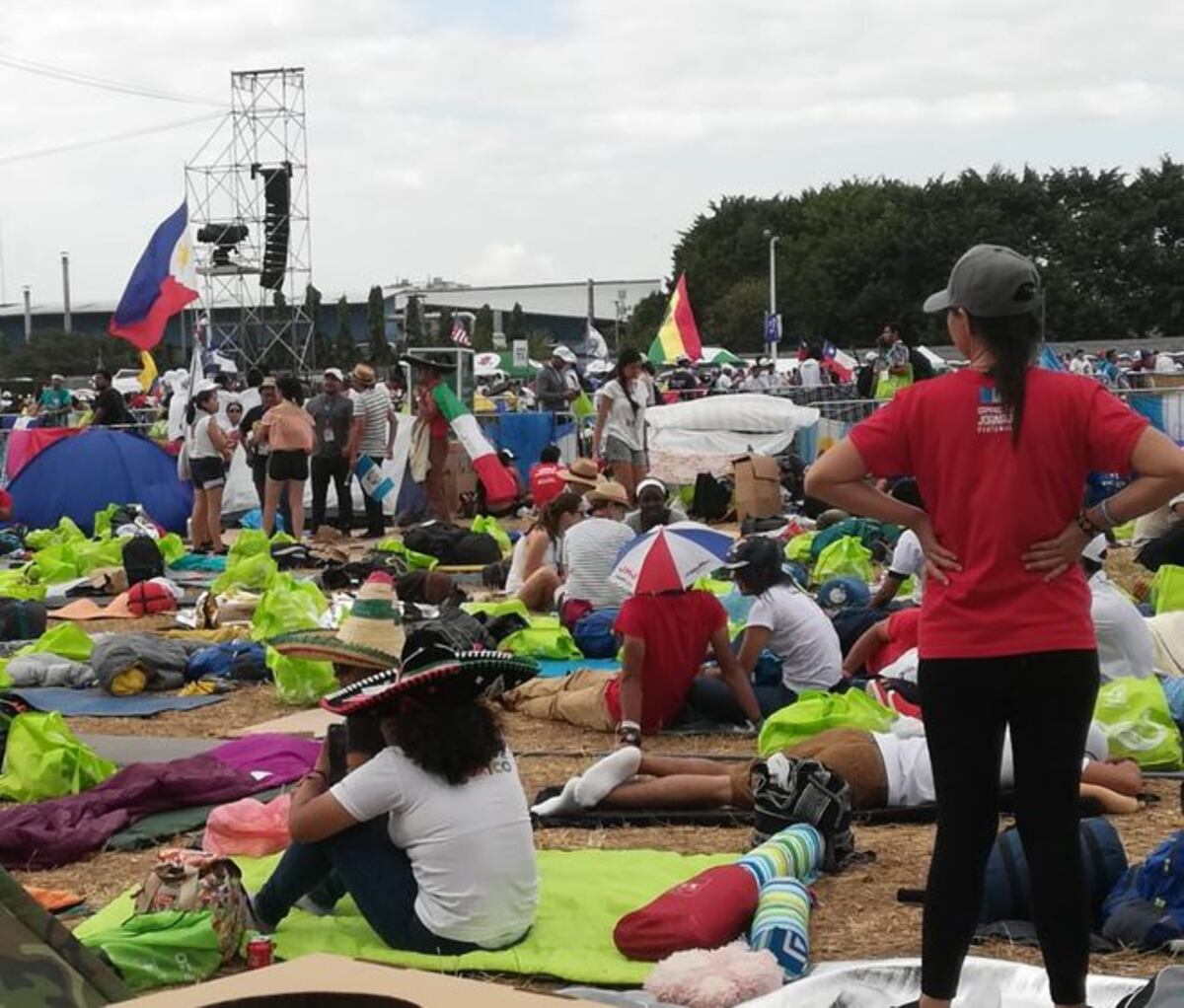 El Metropark se convierte en un Tomorrowland Católico. Videos