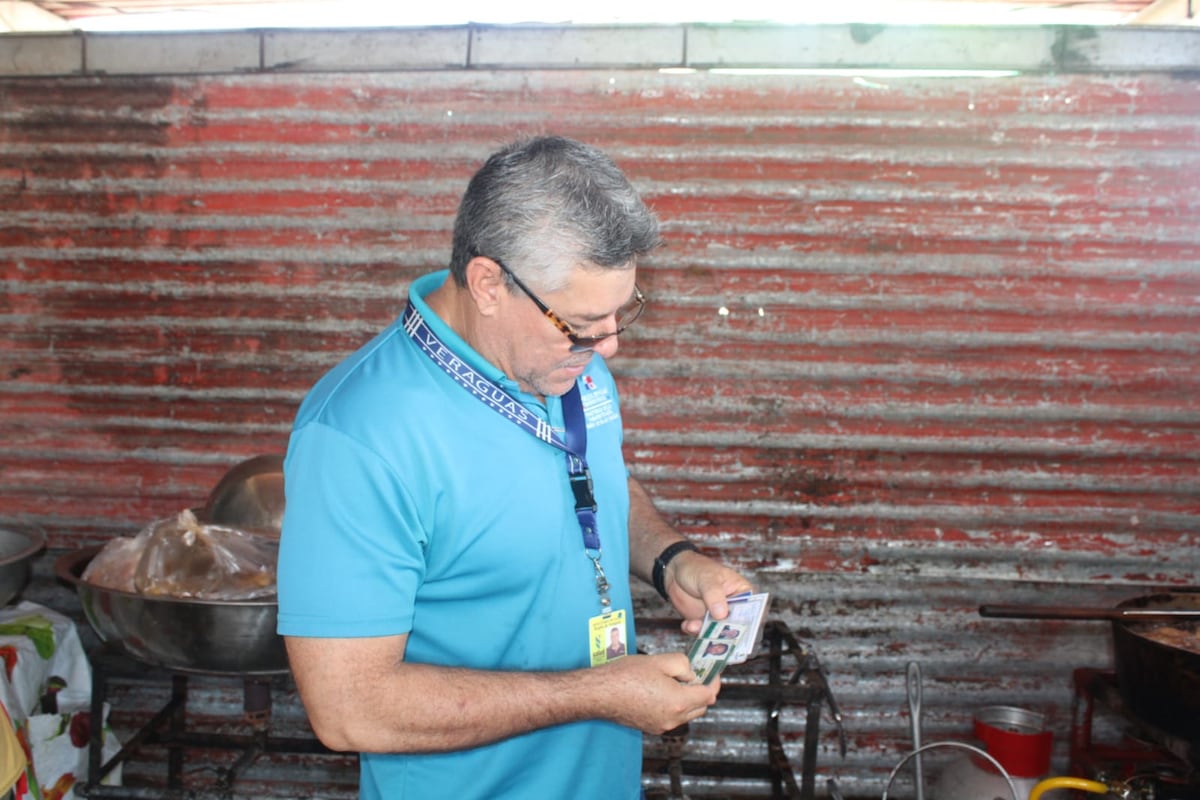 Inspectores del Minsa recorren puestos de comida en las Fiestas de Patronales Santiago
