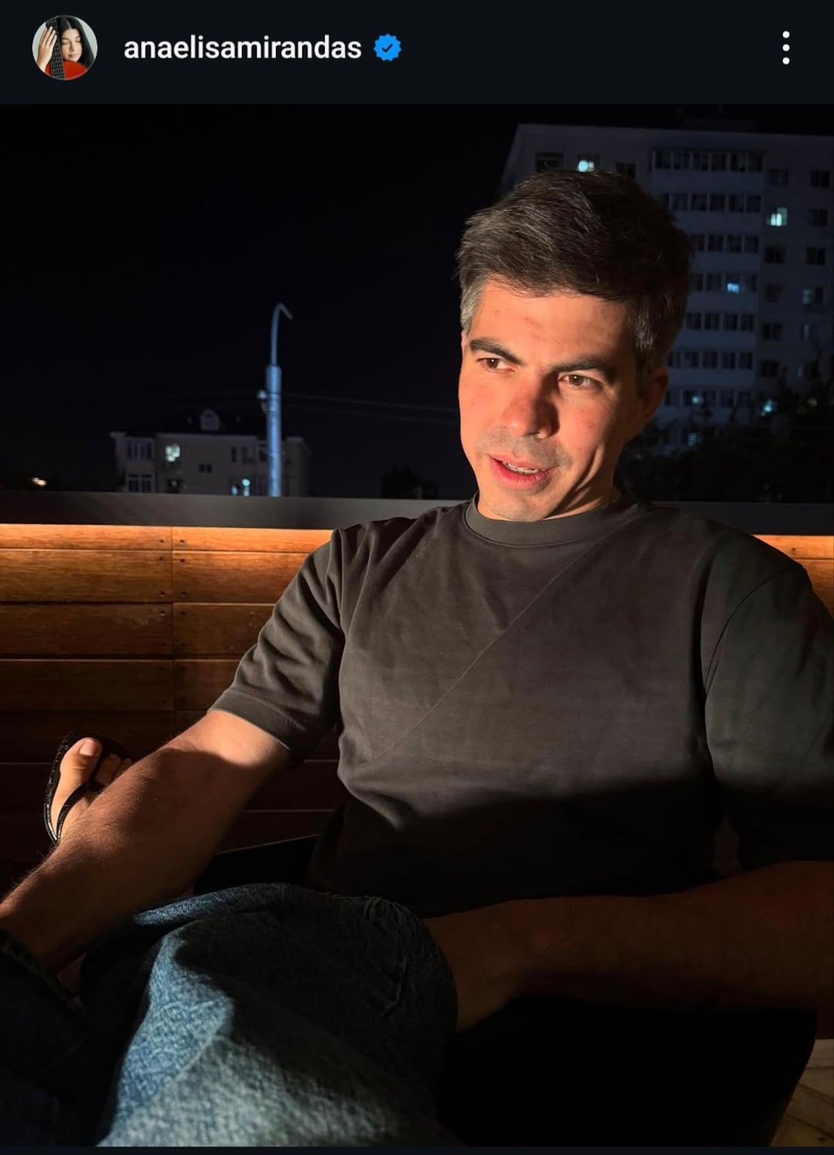 ‘El pintalabios, toque de rímel’. Ana Elisa Miranda, ex Canta Conmigo de 27 años, y Richard Morales, político de 43, gritan su amor desde China