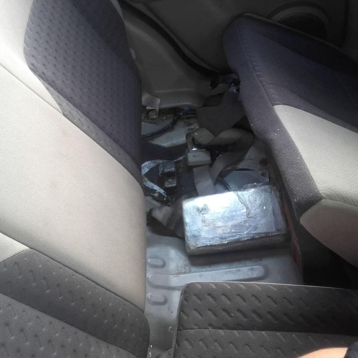 Hasta en las bocinas del vehículo encontraron supuestas sustancias ilícitas 